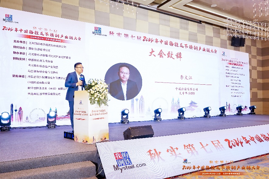 A person standing on a stage

Description automatically generated